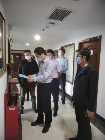 政数局曲德宏副局长对交易中心开评标场所及集中办公区进行安全检查 (1).jpg